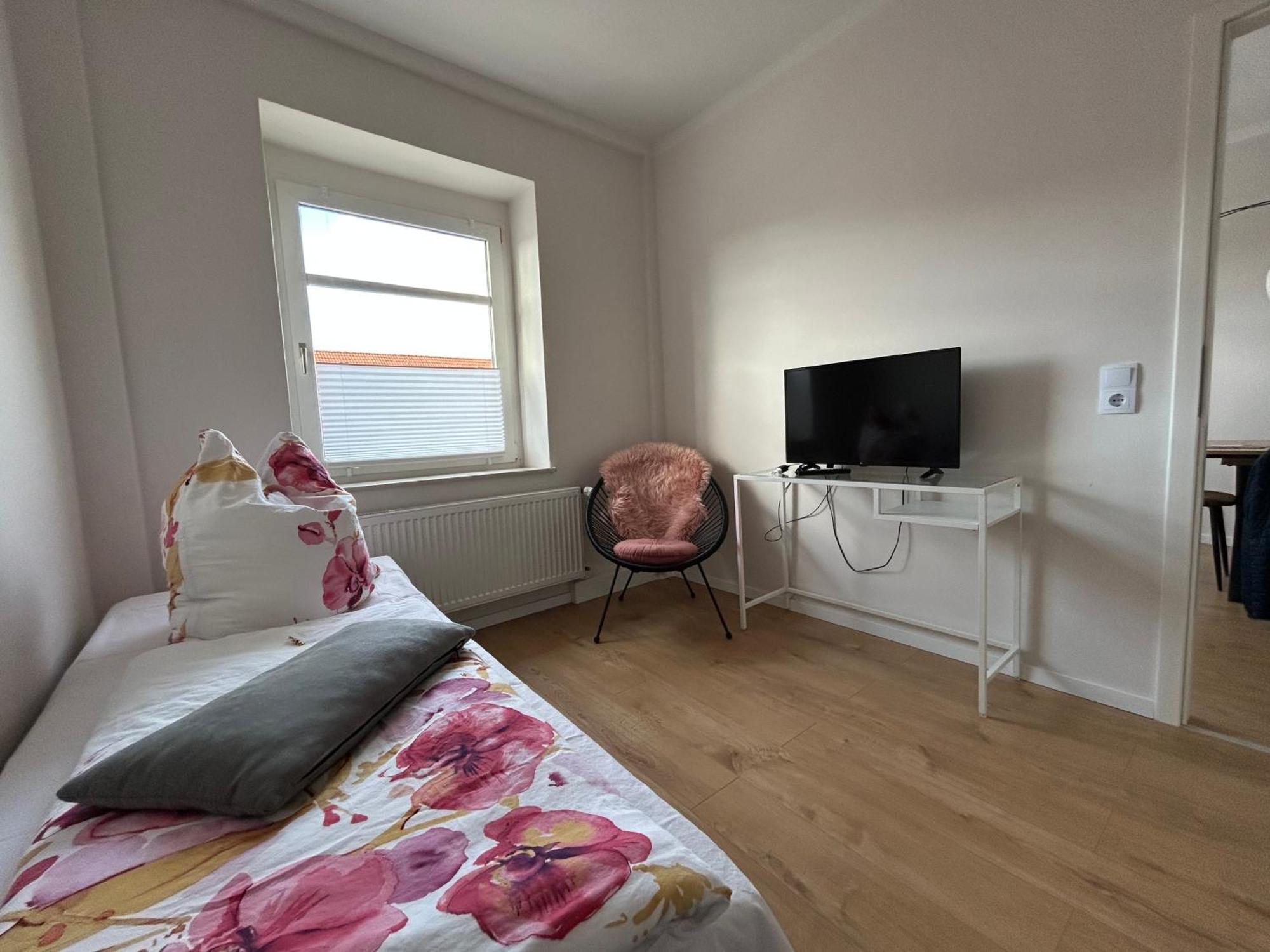Schoene Neue 4 Zimmer Wohnung Mit Sued-Balkon Bis 8 Personen Naumburg  Eksteriør billede